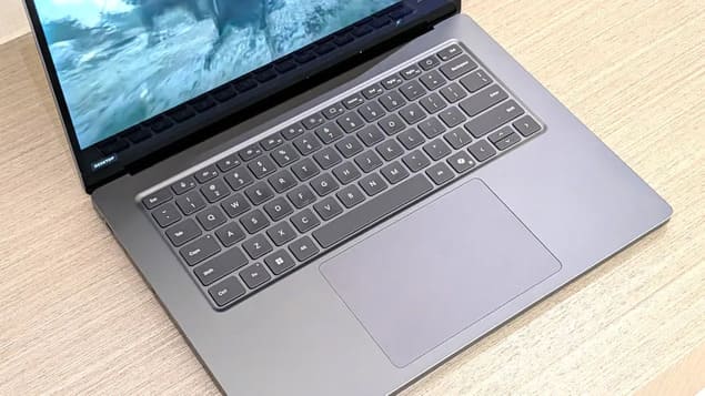 Клавиатура и большой трекпад Surface Laptop Ultra крупным планом