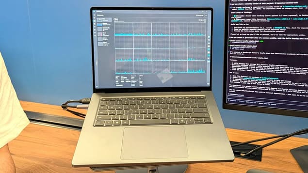 Surface Laptop Ultra с открытым диспетчером задач и мониторингом нагрузки процессора