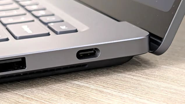 Крупный порт USB-C на правой стороне Surface Laptop Ultra рядом с USB-A