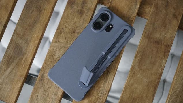 TCL Nxtpaper 70 Pro с чехлом и стилусом на деревянной поверхности