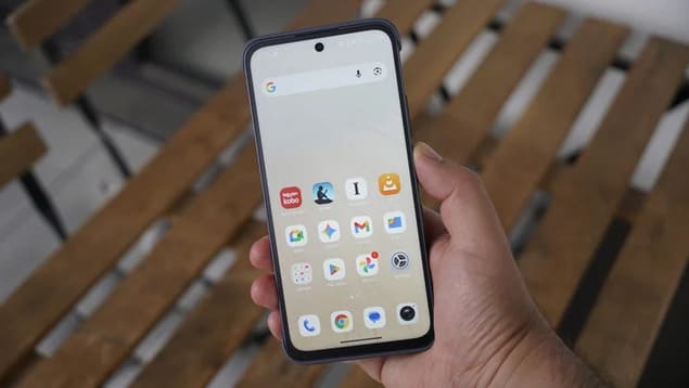 TCL Nxtpaper 70 Pro в руке крупным планом, вид интерфейса