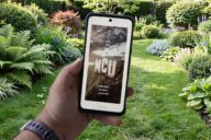TCL Nxtpaper 70 Pro на фоне сада, демонстрация чтения