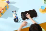Графический планшет Ugee M908 подключён к смартфону для рисования