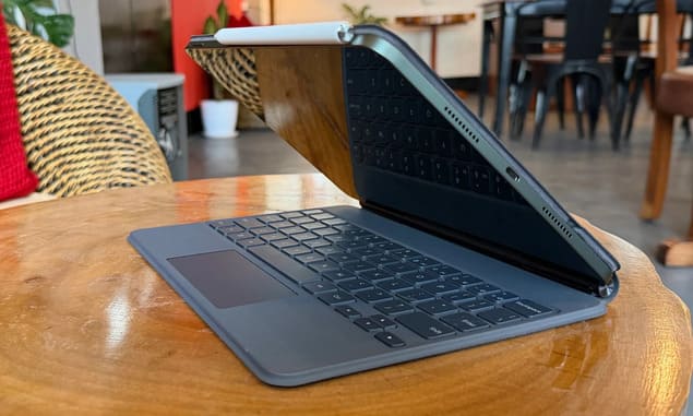 Xiaomi Pad 8 Pro с клавиатурой Focus Keyboard Pro и раскрытым шарниром