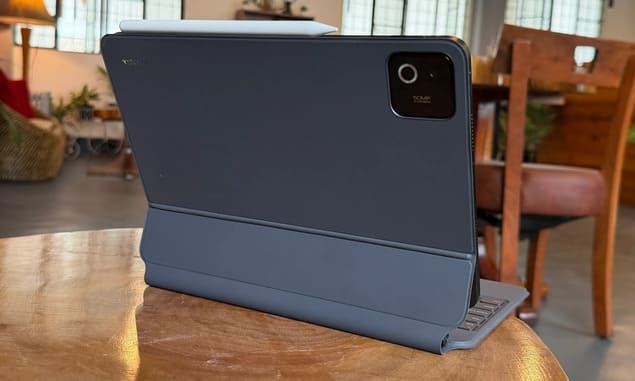 Xiaomi Pad 8 Pro в чехле-клавиатуре вид сзади
