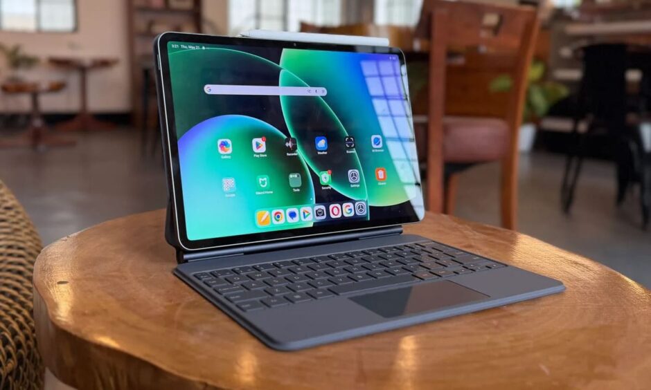 Xiaomi Pad 8 Pro с клавиатурой Focus Keyboard Pro на столе