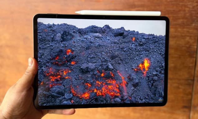 Xiaomi Pad 8 Pro при просмотре видео на экране