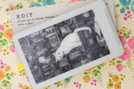 Xteink X4 с E-Ink-экраном лежит на блокноте EDIT