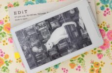 Xteink X4 с E-Ink-экраном лежит на блокноте EDIT