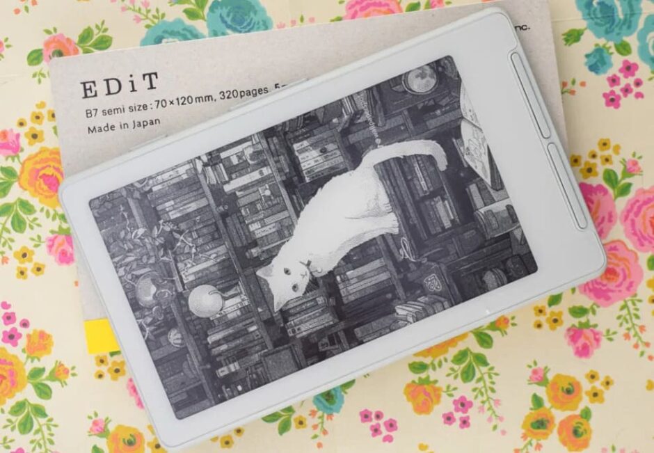 Xteink X4 с E-Ink-экраном лежит на блокноте EDIT