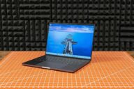 Dell XPS 14 2026 на оранжевом коврике с синим экраном