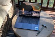 Dell 14S открытый ноутбук на столе с OLED экраном