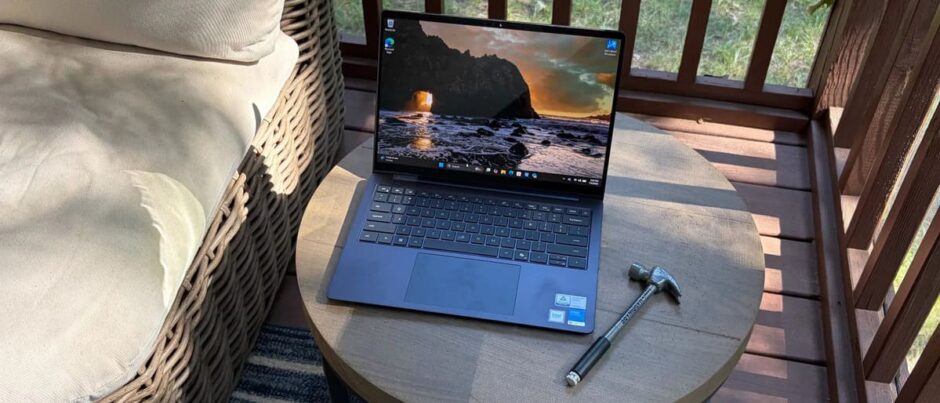 Dell 14S открытый ноутбук на столе с OLED экраном