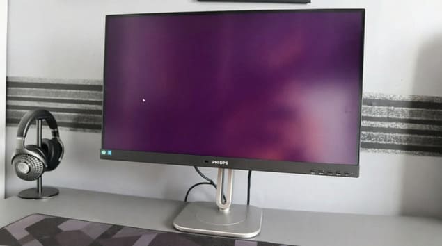 Монитор Philips 27B2U4601 на рабочем столе