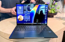 Тёмно-синий ноутбук Acer Googlebook 14 с шильдиком Intel на демонстрационном стенде