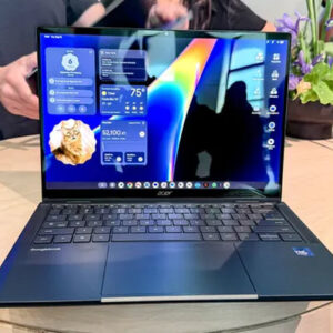Тёмно-синий ноутбук Acer Googlebook 14 с шильдиком Intel на демонстрационном стенде