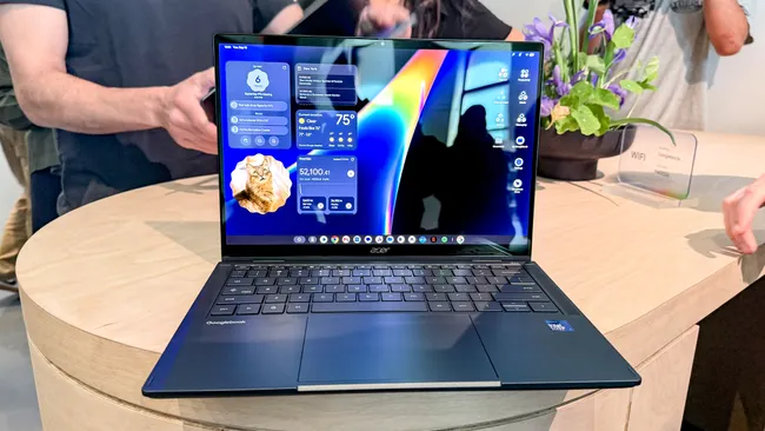 Тёмно-синий ноутбук Acer Googlebook 14 с шильдиком Intel на демонстрационном стенде