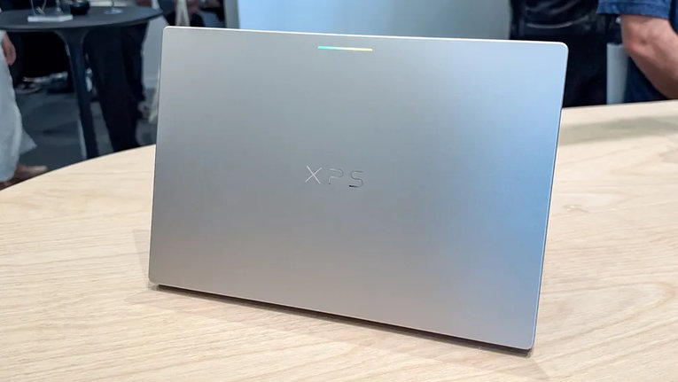 Закрытый серебристый ноутбук Dell XPS Googlebook со светящейся полоской Glowbar на крышке