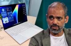 Самир Самат, президент экосистемы Android в Google, рядом с открытым ноутбуком Googlebook