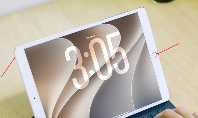 iPad с кнопкой «Домой»: стрелками показаны кнопки, которые нужно удерживать для принудительной перезагрузки