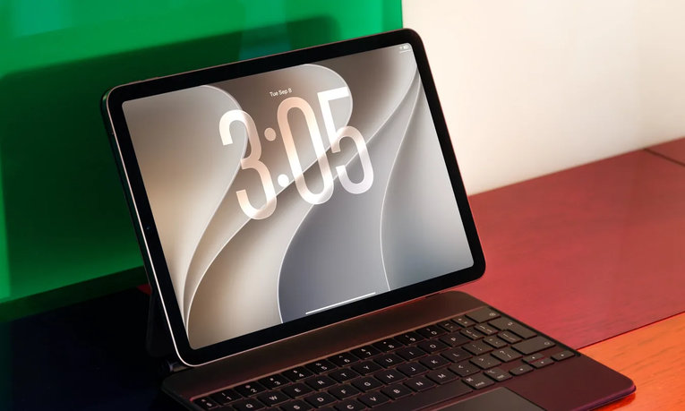 iPad с клавиатурным чехлом на столе – заблокированный экран, статья о том, как сбросить iPad