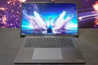 Lenovo Project Swan с развернутым 17-дюймовым экраном и изображением лебедя
