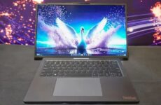Lenovo Project Swan с развернутым 17-дюймовым экраном и изображением лебедя