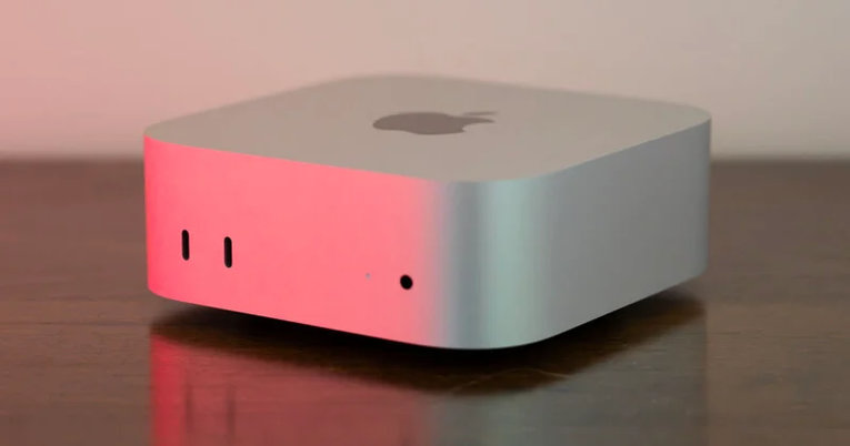 Серебристый Mac mini M6 в компактном алюминиевом корпусе на деревянном столе