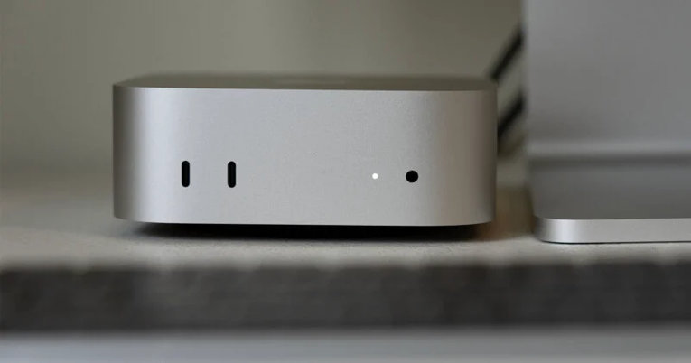 Передняя панель Mac mini M6 с двумя портами USB-C, индикатором и разъёмом для наушников