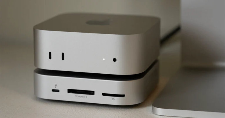 Mac mini M6, установленный на hub-подставку Satechi с картридерами