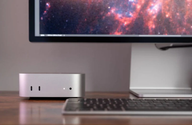 Mac mini M6 на рабочем столе рядом с монитором и клавиатурой