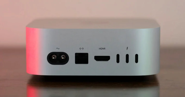Задняя панель Mac mini M6 с разъёмом питания, Ethernet, HDMI и тремя портами Thunderbolt