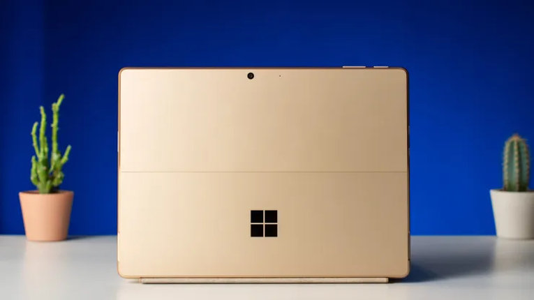 Задняя панель Microsoft Surface Pro 13" 12-го поколения золотистого цвета на синем фоне