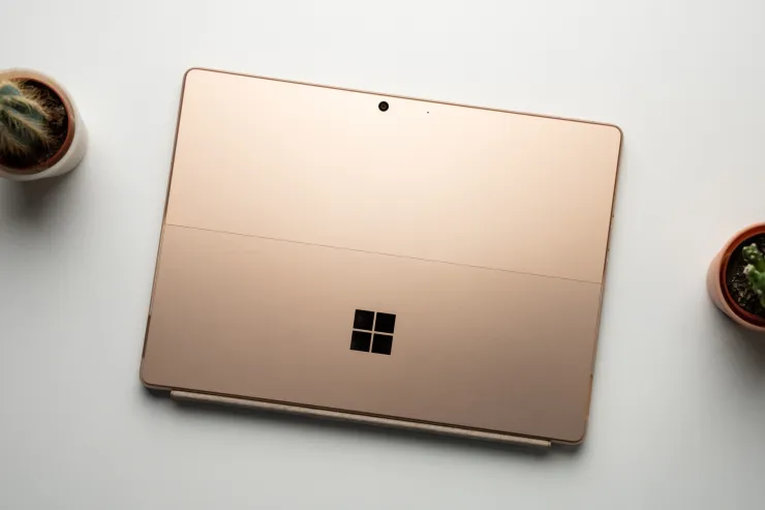 Microsoft Surface Pro 13" 12-го поколения золотистого цвета, вид сзади под углом