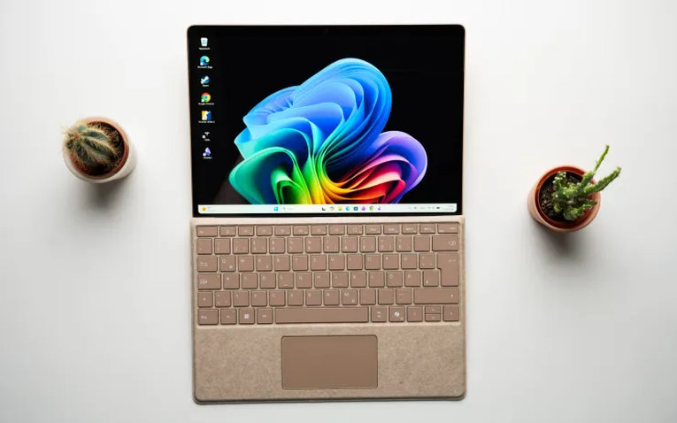 Microsoft Surface Pro 13" 12-го поколения с клавиатурой цвета Sand на белом столе