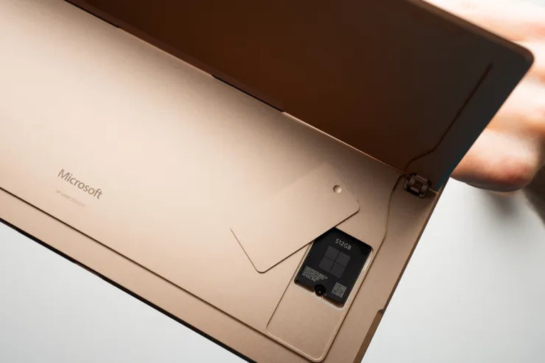 Сменный SSD накопитель на 512 ГБ в Microsoft Surface Pro 13" 12-го поколения