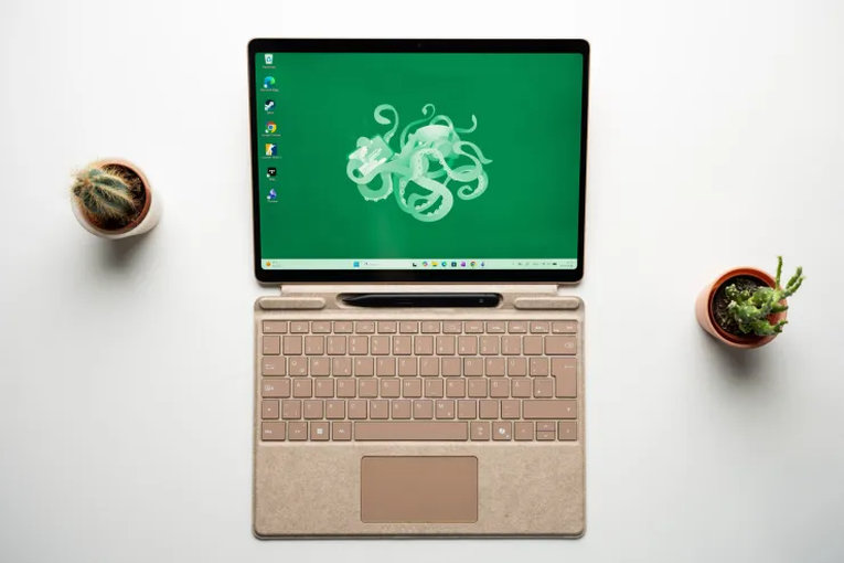 Microsoft Surface Pro 13" 12-го поколения со стилусом Slim Pen 2 и логотипом Snapdragon на экране