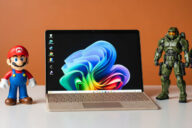 Microsoft Surface Pro 13" 12-го поколения с фигурками Марио и Мастера Чифа на оранжевом фоне