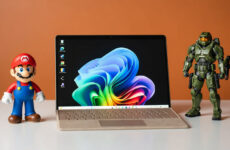 Microsoft Surface Pro 13" 12-го поколения с фигурками Марио и Мастера Чифа на оранжевом фоне