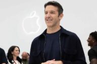 Выступление на презентации Apple с логотипом компании на фоне