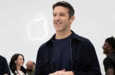 Выступление на презентации Apple с логотипом компании на фоне