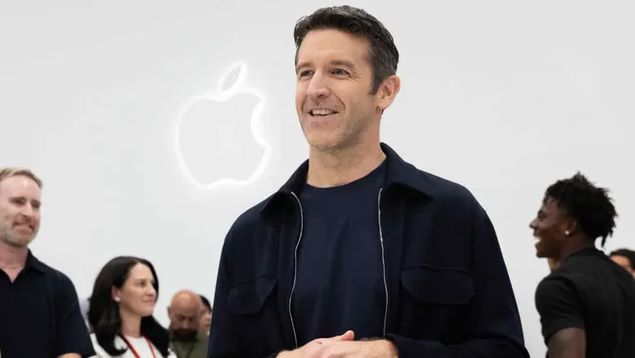 Выступление на презентации Apple с логотипом компании на фоне