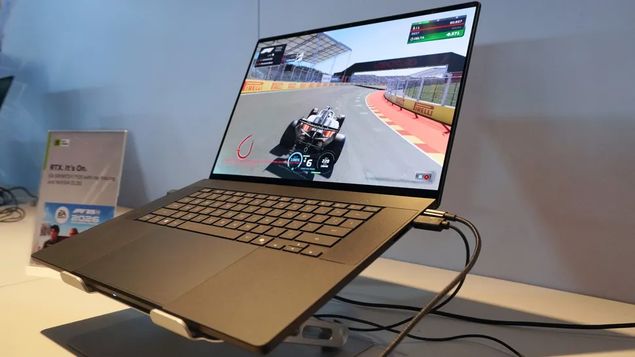 Ноутбук NVIDIA RTX Spark с гоночной игрой на экране