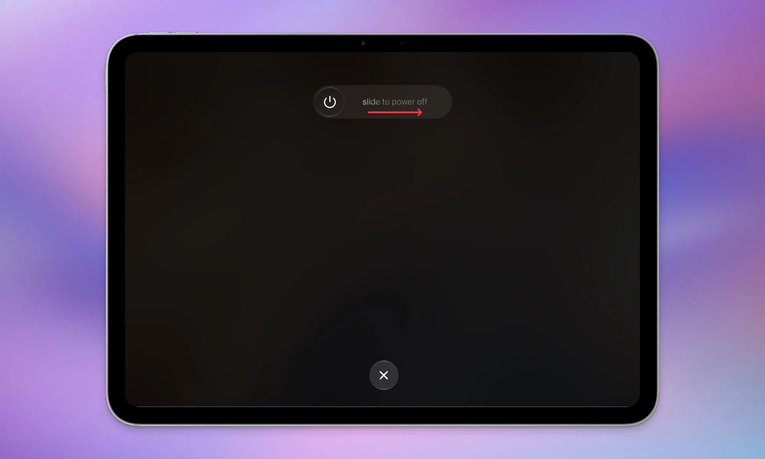 Экран iPad с ползунком «slide to power off» и стрелкой направления свайпа – выключение планшета перед перезагрузкой