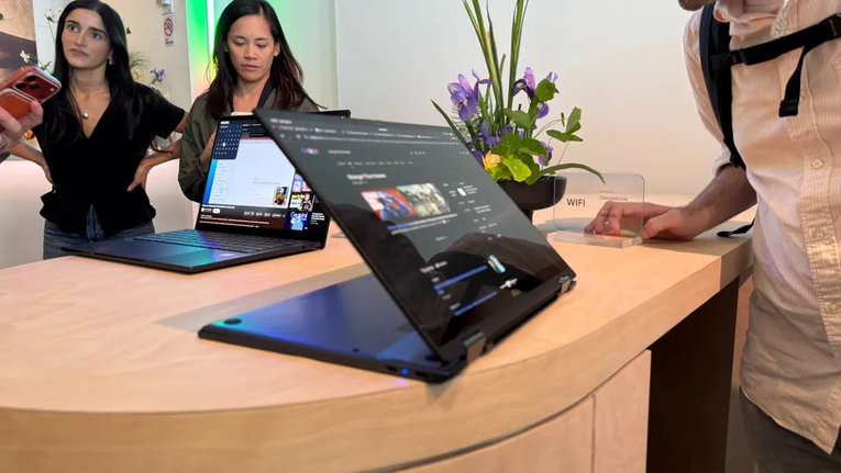 Трансформер Acer Googlebook в режимах ноутбука и планшета на демонстрационном стенде с посетителями