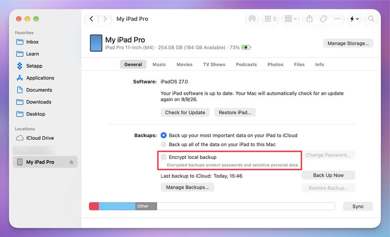 Окно My iPad Pro в Finder на Mac с выделенным пунктом Encrypt local backup – шифрование резервной копии iPad