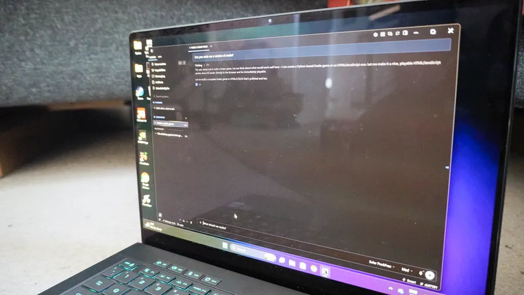 OLED-экран Asus ROG Zephyrus G14 2026 с открытым терминалом и кодом в тёмной теме