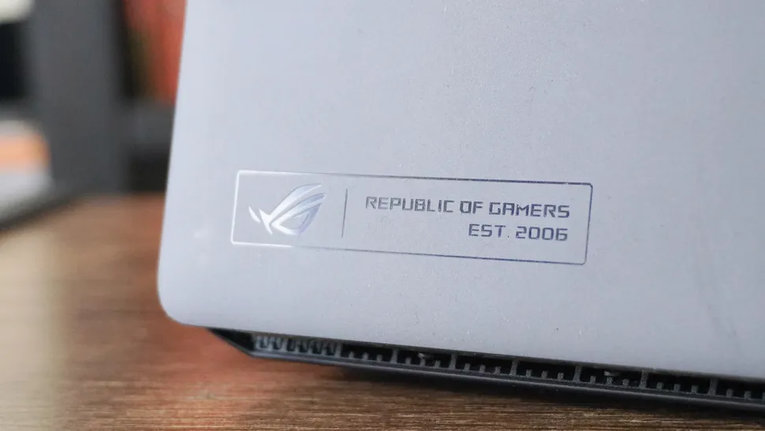 Логотип Republic of Gamers Est. 2006 на крышке ноутбука Asus ROG Zephyrus G14 2026 года