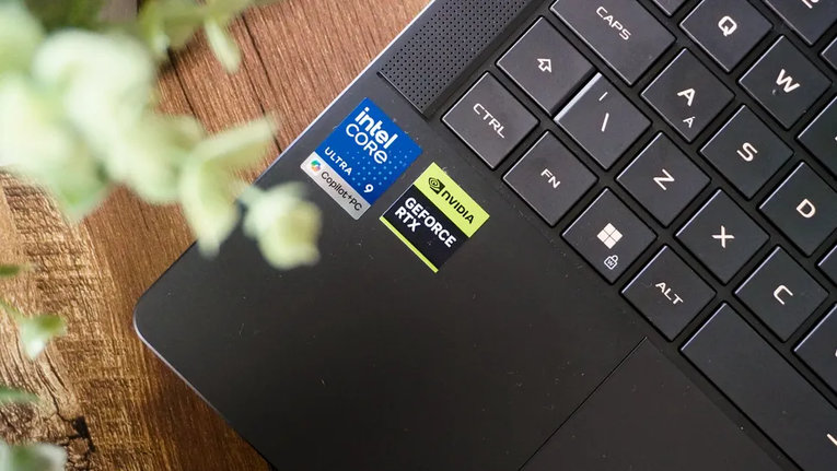 Стикер Intel Core Ultra 9 Copilot+ PC и NVIDIA GeForce RTX на корпусе Asus ROG Zephyrus G14 2026 рядом с клавиатурой