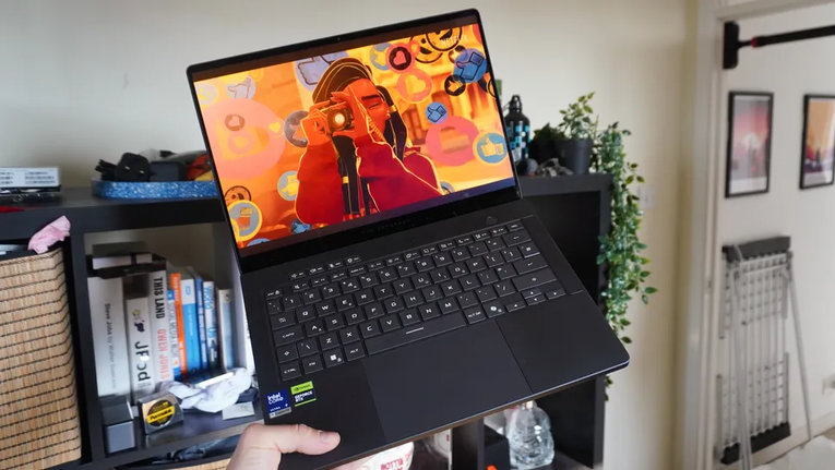 Asus ROG Zephyrus G14 2026 в руке — демонстрация компактности и портативности 14-дюймового ноутбука